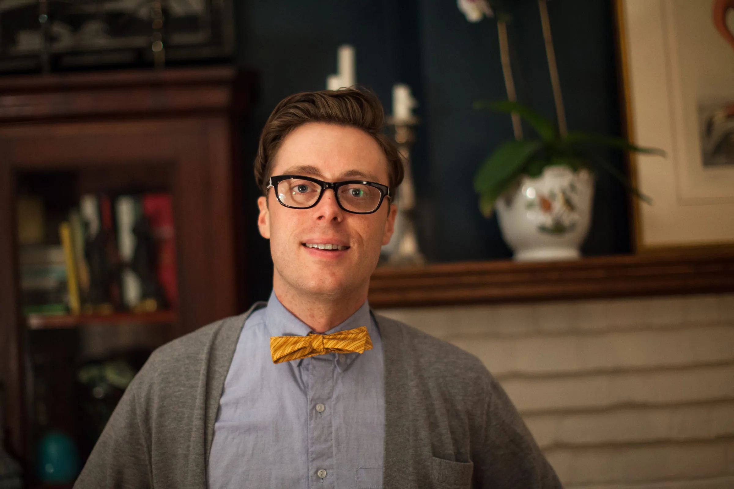 Jeremy Messersmith in a bow tie and cardigan, talking between songs